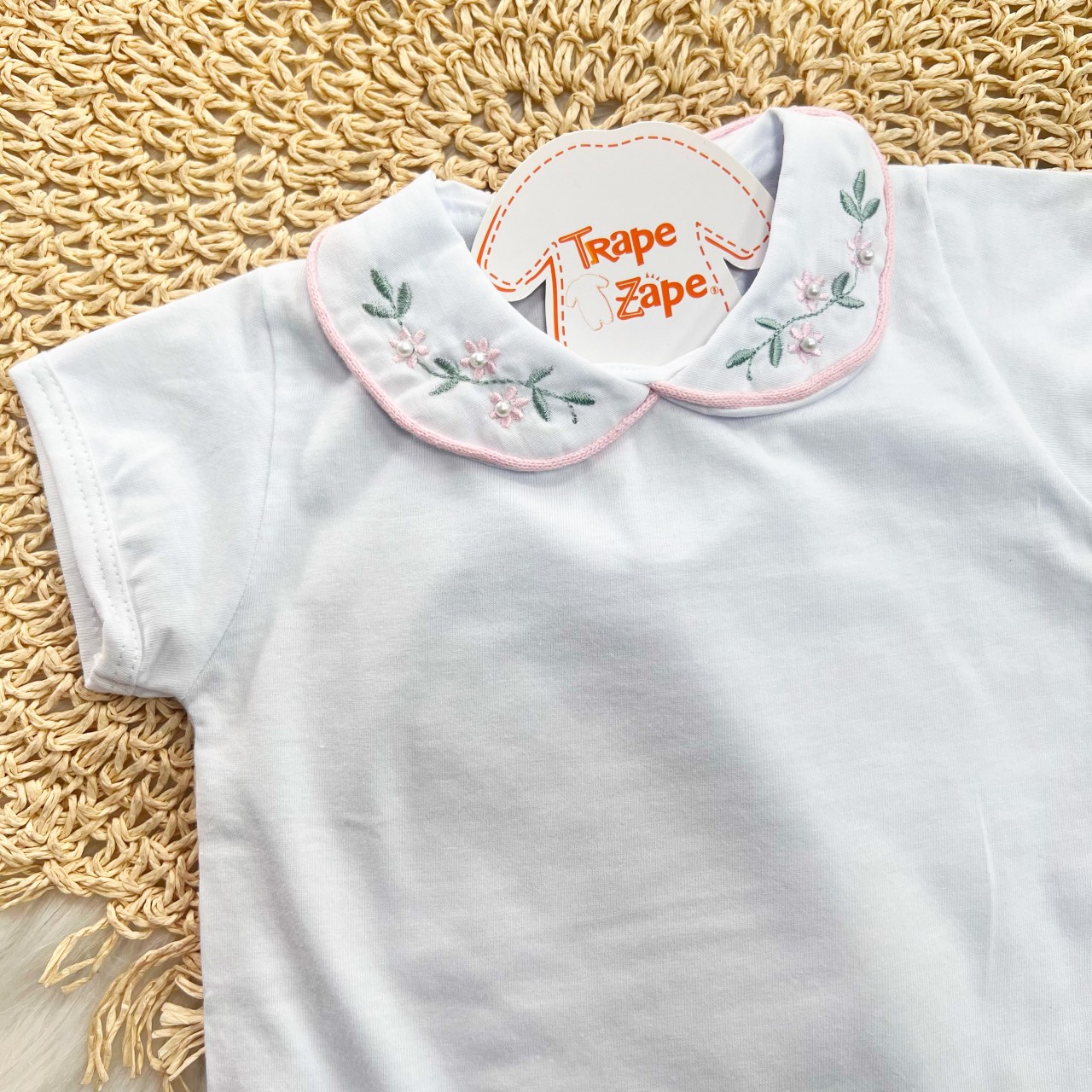 Body Branco com Gola Bordada Flores Rosa e Planta Verde - Manga Curta